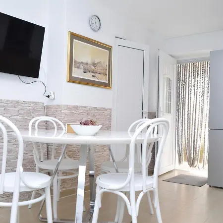 Kuca Na Plazi Apartman Preko